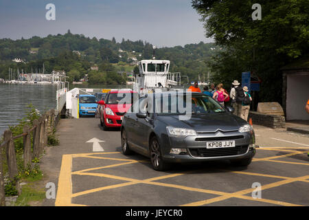 UK, Cumbria, weit Sawrey Autos verlassen Lake Windermere Fähre von Bowness Stockfoto