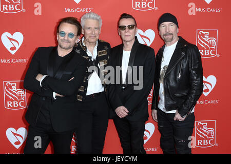 (L-R) Bono, Adam Clayton, Larry Mullen Jr. und The Edge oder U2 besuchen die 13. jährliche MusiCares Karte Fonds Benefiz-Konzert in New York, USA Stockfoto