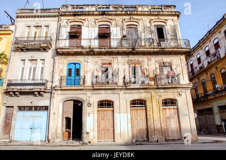 Havanna, Kuba - 12. Dezember 2016: Alte schäbige Haus in Alt-Havanna. Stockfoto