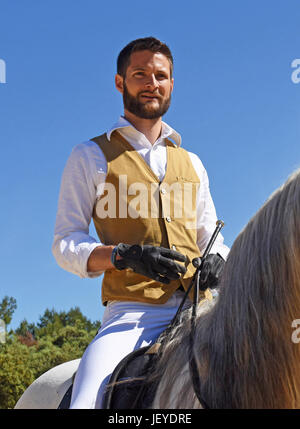 Mann und seinem Hengst in eine Ausbildung von Dressur Reiten Stockfoto