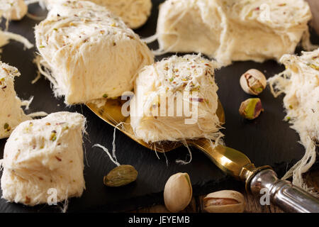 Türkische Küche: Pismaniye mit Pistazien-close-up auf dem Tisch. Horizontale Stockfoto