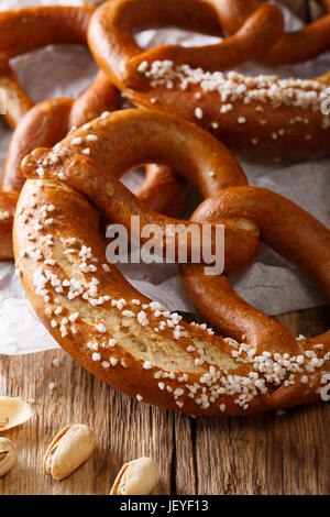 Hausgemachte ganze Mahlzeit Brezeln mit Salz Nahaufnahme auf dem Tisch. Vertikal Stockfoto