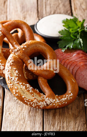 Deutschen traditionellen Shorts, gehackte Würstchen und Knoblauch Soße close-up auf dem Tisch. vertikale Stockfoto