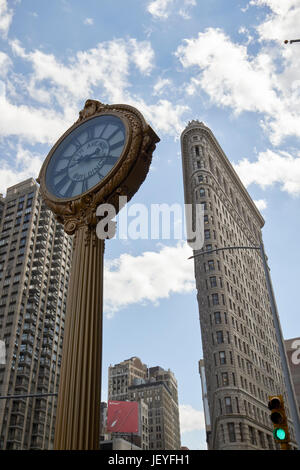 Gebäude der fünften Avenue im Stadtteil Flatiron Gebäude New York City USA Uhr Stockfoto