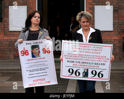 Louise Brookes (rechts) und Donna Miller angekommen Parr Hall, Warrington, wo der Crown Prosecution Service der Hillsborough-Katastrophe laden Entscheidungen verkünden wird. Stockfoto