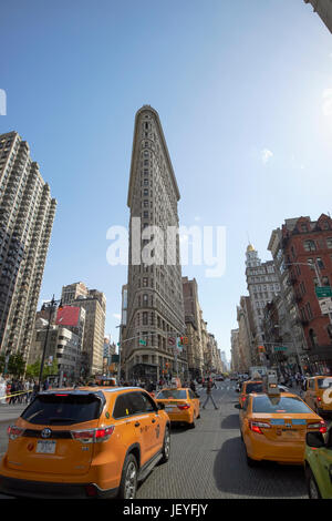 gelben Taxis Reisen 5th Avenue vorbei Bezirk Flatiron Gebäude New York City USA Stockfoto