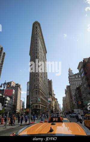 gelben Taxis Reisen 5th Avenue vorbei Bezirk Flatiron Gebäude New York City USA Stockfoto