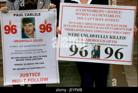 Louise Brookes (rechts) und Donna Miller halten Plakate außerhalb Parr Hall, Warrington, wo der Crown Prosecution Service der Hillsborough-Katastrophe laden Entscheidungen verkünden wird. Stockfoto