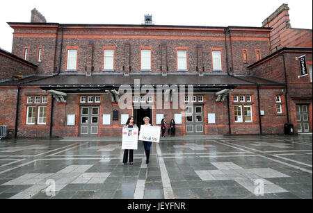 Louise Brookes (rechts) und Donna Miller angekommen Parr Hall, Warrington, wo der Crown Prosecution Service der Hillsborough-Katastrophe laden Entscheidungen verkünden wird. Stockfoto