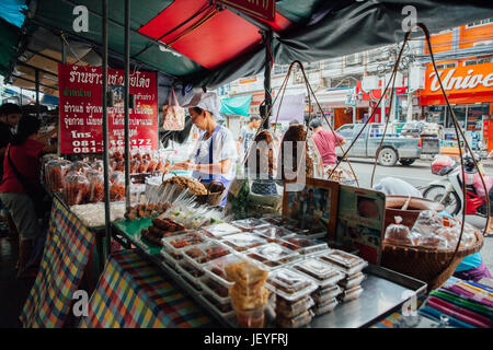 Bangkok, Thailand - 11. September 2016: Anbieter verkaufen Essen auf der Straße am 11. September 2016 in Bangkok, Thailand Stockfoto