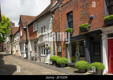 Engen, gepflasterten Lombard Street in Petworth, West Sussex, England. Mit kleinen Geschäften und keine Menschen. Stockfoto