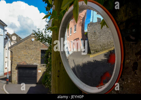 Covex runden Spiegel an der Wand montiert. Stockfoto