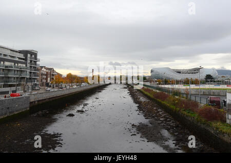 Kanal und Aviva Stadium in Dublin, Irland Stockfoto