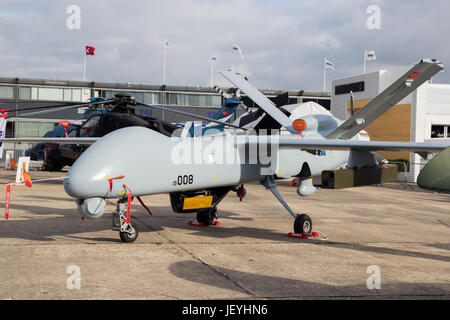 PARIS, Frankreich - 23. Juni 2017: Turkish Aerospace Industries (TAI) Anka mittlerer Flughöhe, lange Ausdauer militärische UAV Drohne auf der Paris Air Show 2017 Stockfoto