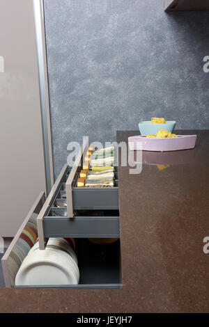 Detaillierte Seite Blick auf eine Küchenschubladen. Diviers Seite der Schublade. Moderne Küche machen. Moderne Materialien. Stockfoto