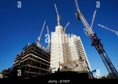 mehrerer Krane auf der Großbaustelle, klaren blauen Himmel im Hintergrund Stockfoto