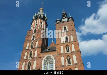 Der Turm der St. Mary Basilika, Hauptmarkt (Rynek Główny), Altstadt, Krakau, Polen, Mittel-/Osteuropa, Juni 2017. Stockfoto