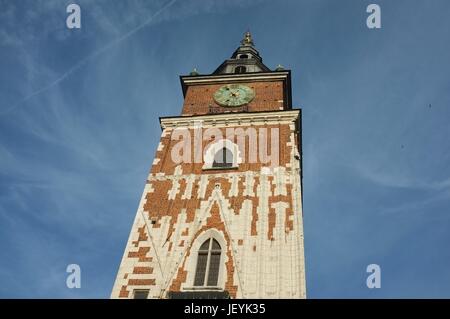 Der Rathausturm im Hauptmarkt (Rynek Główny) von der Altstadt entfernt in Krakau, Polen, Mittel-/Osteuropa, Juni 2017. Stockfoto