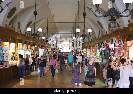 In den Tuchhallen (Sukiennice) im Hauptmarkt (Rynek Główny) von der Altstadt entfernt in Krakau, Polen, Mittel-/Osteuropa, Juni 2017. Stockfoto