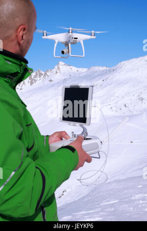 Mannhände Umgang mit Drohne in Winterpanorama Berglandschaft Stockfoto