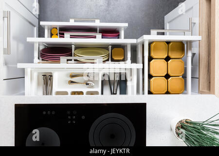 Draufsicht der organisierten Küchenschubladen und elektrische Küche Herd. Moderne Küche Organisation von Räumen. Stockfoto