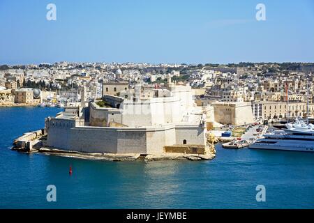 Blick Richtung Vittoriosa und Fort St. Angelo von Valletta, Valletta, Malta, Europa gesehen. Stockfoto