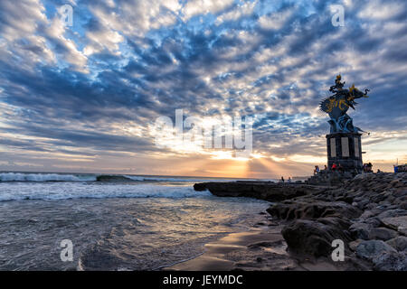 Sonnenuntergang hinter einer Skulptur von Gajah Mina an Pererenan Strand in Canggu, Bali in Indonesien. Stockfoto