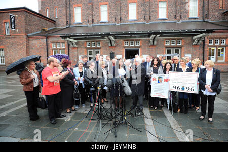 Freunde und Familie von Opfer sprechen die Medien ausserhalb Parr Hall, Warrington, wo der Crown Prosecution Service Hillsborough Spiel Commander David Duckenfield, ehemaliger Chief Constable sagte, die Sir Norman Bettison und vier andere Personen wegen Straftaten im Zusammenhang mit der Hillsborough-Katastrophe angeklagt haben. Stockfoto