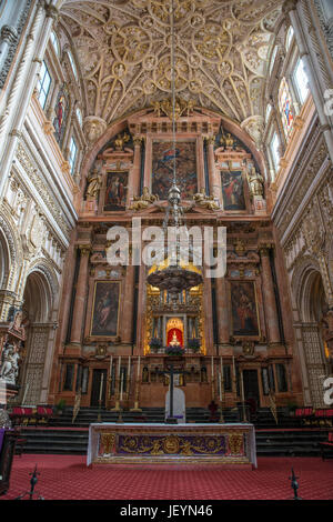 Córdoba, Andalusien, Spanien: 04.04.2017: die Kathedrale Insite die Mezquita in Córdoba am 4. April 2017: die Mezquita ist die größte Moschee der Welt mit Stockfoto