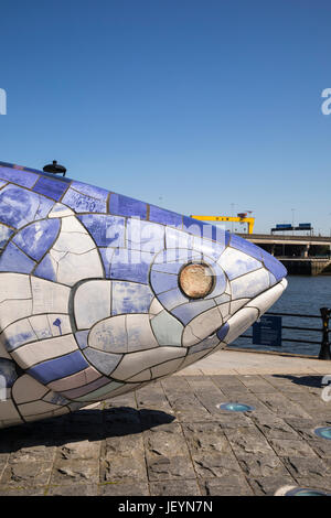 Die Großfische Skulptur von John Freundlichkeit, Donegall Quay, Fluss Lagan, Belfast, Nordirland, Vereinigtes Königreich Stockfoto