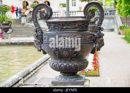 Ettal, Deutschland - 5. Juni 2016: Metallische Vase mit schönen Ornamenten bei Linderhof Palace, südwestlichen Bayern, Germany Stockfoto