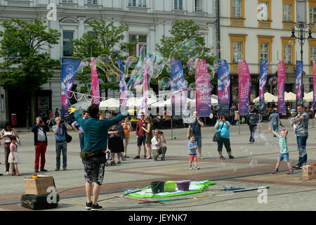 Soap Bubble Unterhaltung, Rynek Glowny, Krakau, Polen Stockfoto