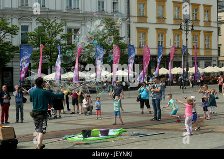 Soap Bubble Unterhaltung, Rynek Glowny, Krakau, Polen Stockfoto