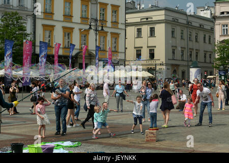 Soap Bubble Unterhaltung, Rynek Glowny, Krakau, Polen Stockfoto