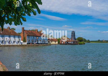 Die Royal Oak Pub und Langstone Mill bei Flut. Hafen von Langston, Hampshire, England.Langstone ist ein malerisches Dorf, das liegt an der nördlichen Stockfoto