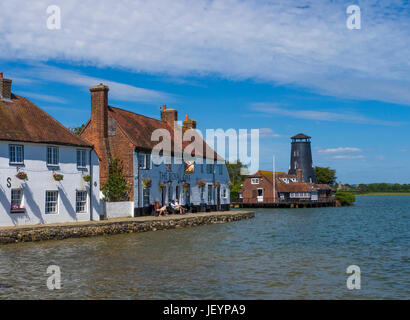 Die Royal Oak Pub und Langstone Mill bei Flut. Hafen von Langston, Hampshire, England.Langstone ist ein malerisches Dorf, das liegt an der nördlichen Stockfoto
