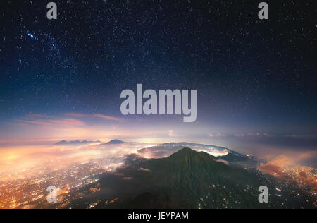 Schlafender Vulkan. Indonesien, Bali, Ansicht des Batur Vulkan (1.717 m) vom Gipfel des Agung (3.142 m). Stockfoto