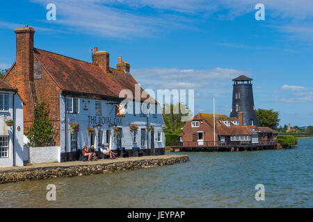 Die Royal Oak Pub und Langstone Mill bei Flut. Hafen von Langston, Hampshire, England.Langstone ist ein malerisches Dorf, das liegt an der nördlichen Stockfoto