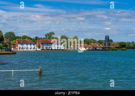 Die Royal Oak Pub und Langstone Mill bei Flut. Hafen von Langston, Hampshire, England.Langstone ist ein malerisches Dorf, das liegt an der nördlichen Stockfoto