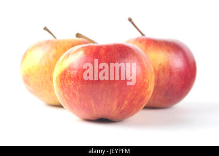 Drei Bio-Äpfel in eine dreieckige Anordnung mit Fokus auf den Apfel vor.  Weißer Hintergrund, Schatten sichtbar. Stockfoto