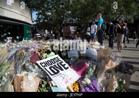 Floral Hommagen an den Terroranschlag, bei dem in London Bridge, London, England, Vereinigtes Königreich 7 Personen getötet wurden. Ein Denkmal von Blumen entstand rund um den Tatort in Erinnerung an die Verstorbenen. Londoner auf ihrem Weg zum und aus dem Bereich Stop, Reflect, lesen Sie und zahlen Hinsicht am Schrein. Stockfoto