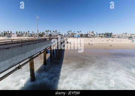 Los Angeles, Kalifornien, USA - 26. Juni 2017: Venice Beach Pier mit Motion Blur Wellen. Stockfoto