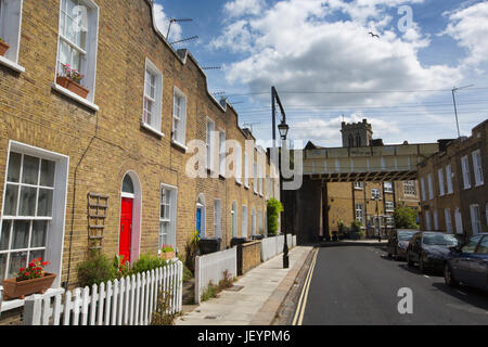 Viktorianisches Hütten auf Clarence Weg, Camden Town, London NW1 an einem sonnigen Tag, nördlich von London, Großbritannien Stockfoto