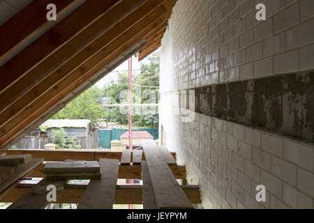 Haus im Bau im Dachgeschoss Mansarde wand Isolierung mit Steinwolle