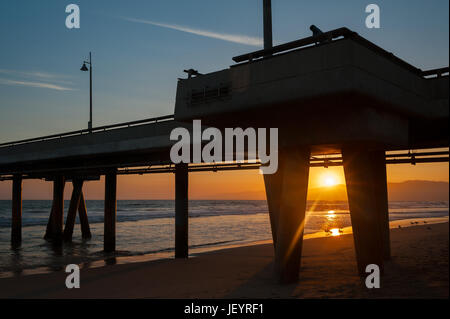 Silhouette der ikonischen Venedig Fishing Pier, fotografiert bei Sonnenuntergang in Marina Del Rey, CA. Stockfoto