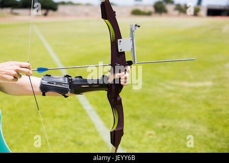 Weibliche Athleten üben Bogenschießen Stockfoto