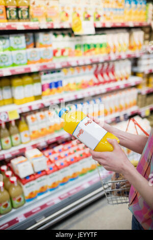 Nahaufnahme von Händen mit Fruchtsaft Stockfoto