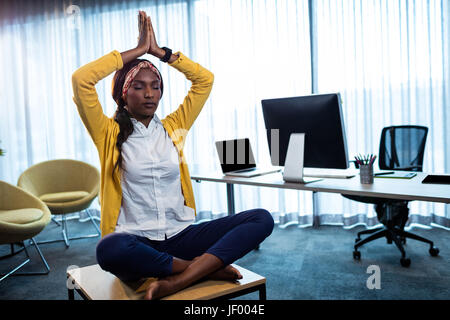 Geschäftsfrau, die Yoga machen Stockfoto