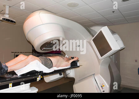 Patienten die Strahlentherapie zeigt Laser-Linien für das targeting von Krebszellen im Gehirn und im Rachen Stockfoto
