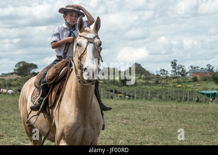 Marelli, Provinz Maldonado, Uruguay - November 118, 2012: Die junge Gaucho beteiligt sich an der traditionellen Urlaub Lasso und Dressur Stockfoto